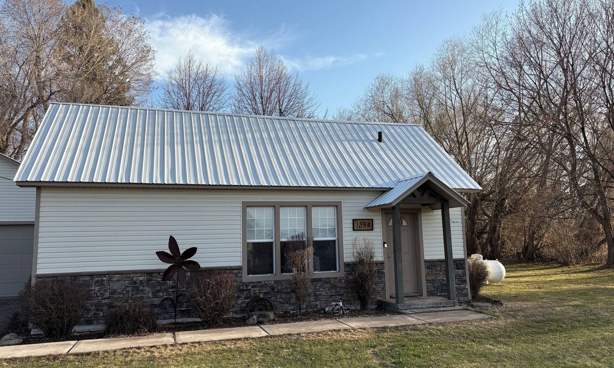 Rexburg House | Country living house 5 min to sand dunes with large patio, hot tub, and fire pit