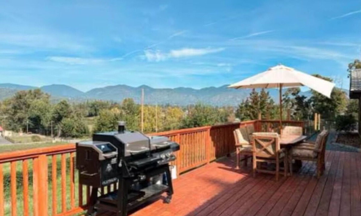 Redwood House | Country Living with Rogue Valley View