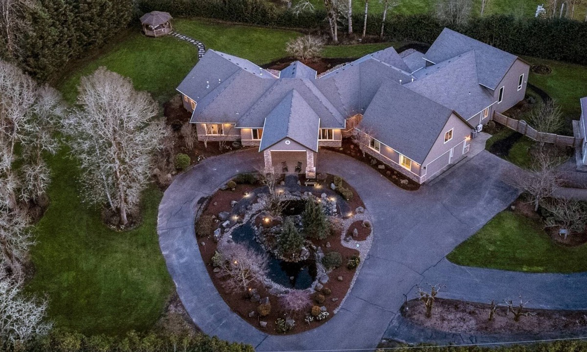 Newberg House | Country Luxury in Manor, Pet Friendly, Hot Tub, Indoor Basketball Ct, Billiards, on 2 Acres