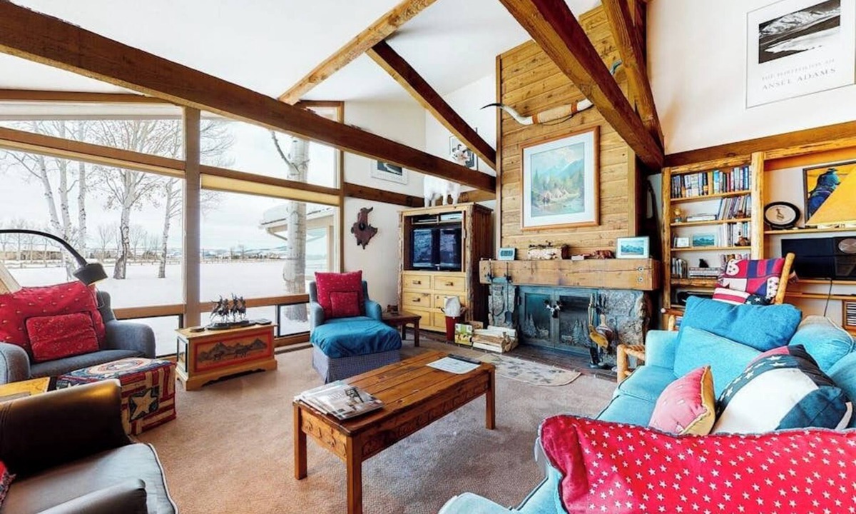 Jackson House | Country townhome next to golf course with mountain view & vaulted ceilings