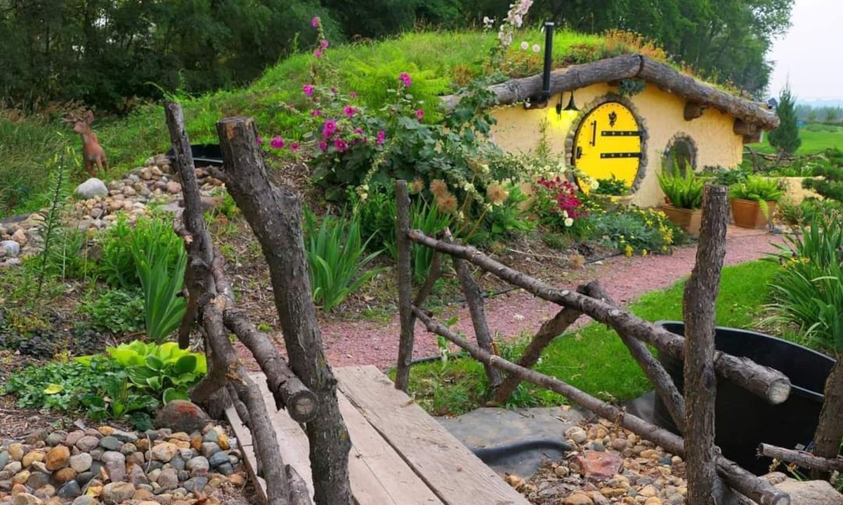 South Sioux City Cottage | Covington Hobbitlike Cottage