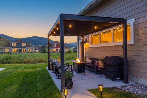 Swan Valley House | Cowboy Den by the Creek