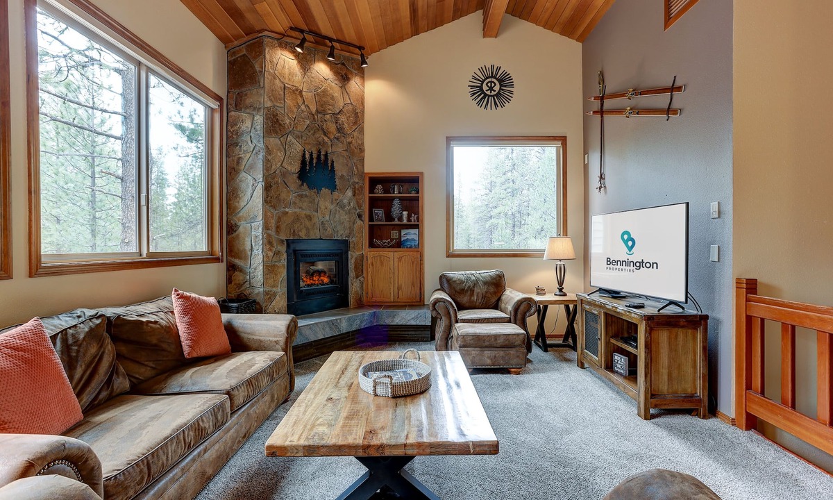 Sunriver House | COYO18 - Beautiful, Private Hot Tub, Gas Fireplace