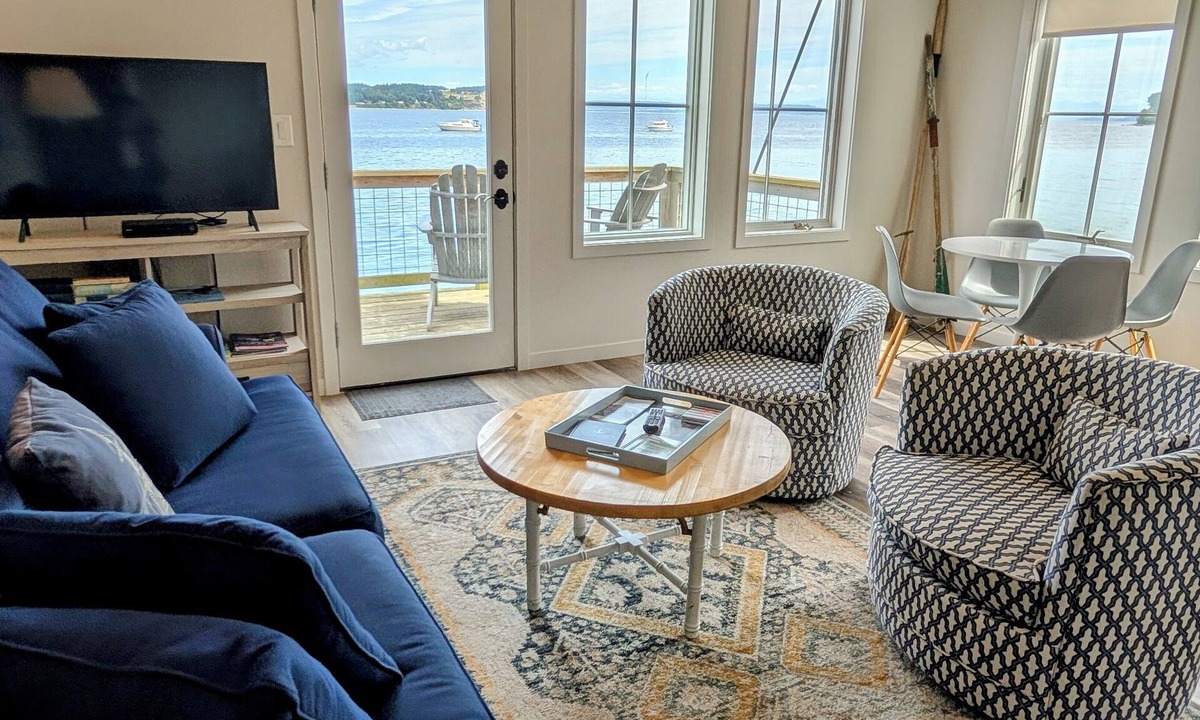 Coupeville Condo | Cozy, 1-bdrm condo over the water in downtown Coupeville; fully equipped kitchen