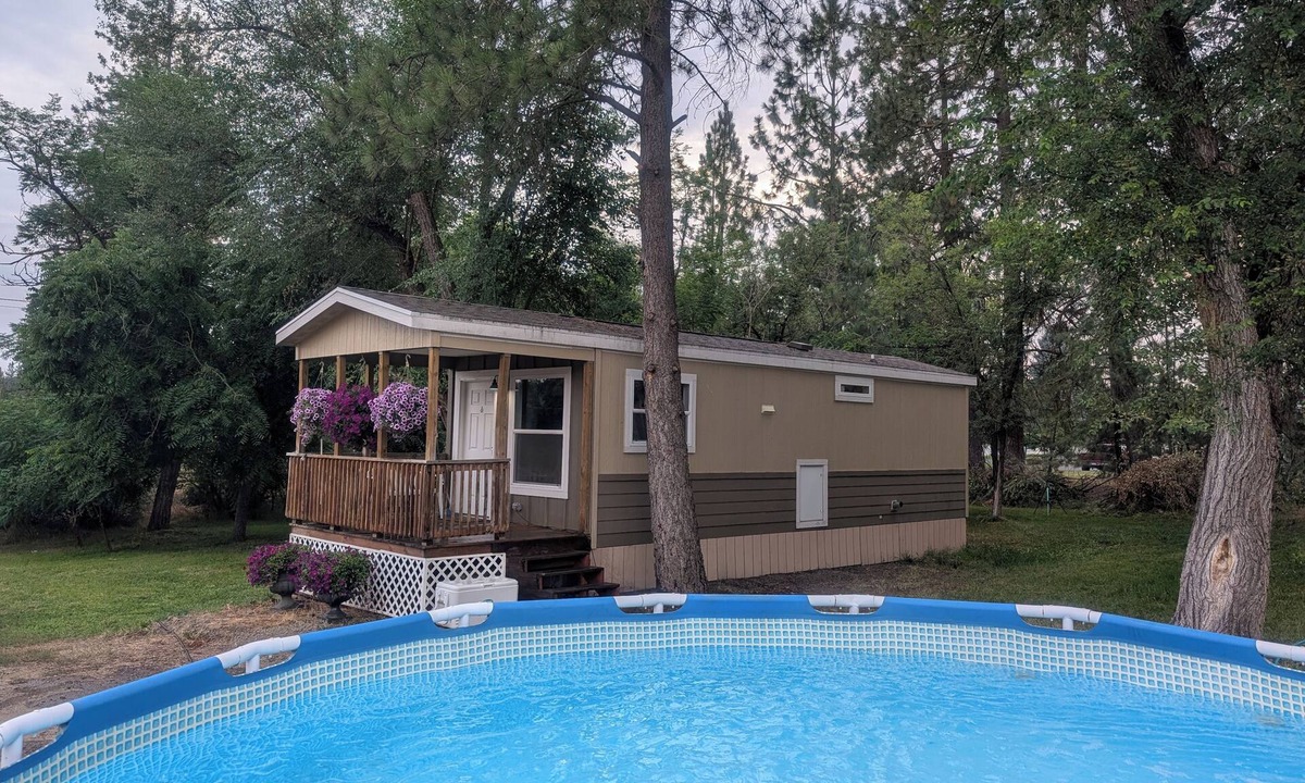 Chattaroy House | Cozy 1-bedroom, Private Hot-tub and High speed WiFi in Charming Chattaroy...
