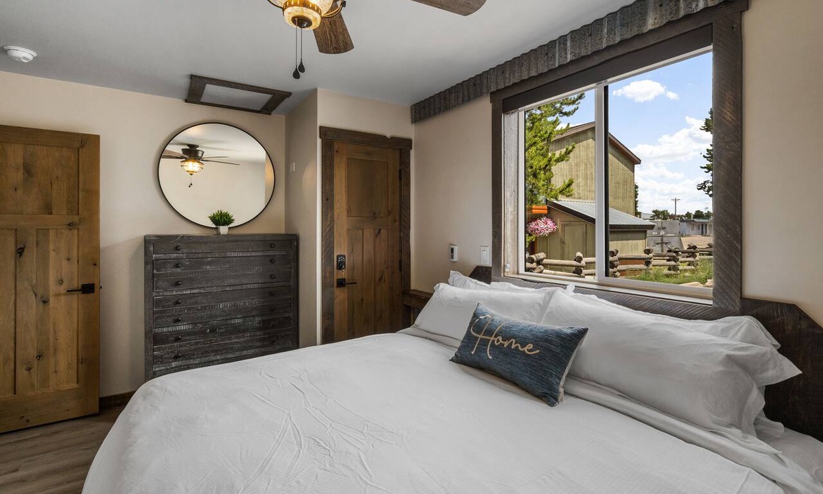 West Yellowstone Condo | Cozy 1-bedroom condo in West Yellowstone, 1 minute to park! Little Tuckaway