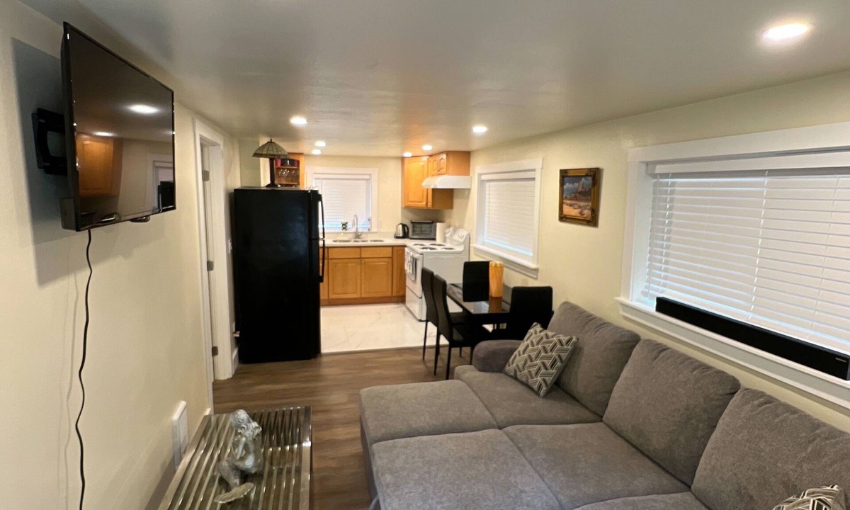East Renton Highlands Apartment | Cozy 1-bedroom, welcoming in Renton
