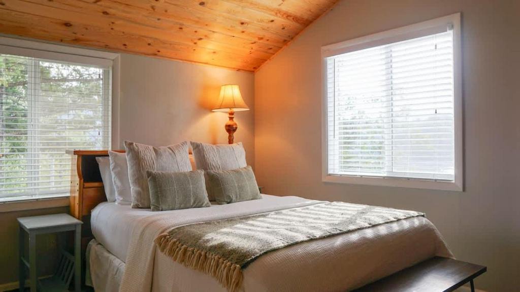 Irwin House | Cozy 2-bed cabin looking over Palisades Lake