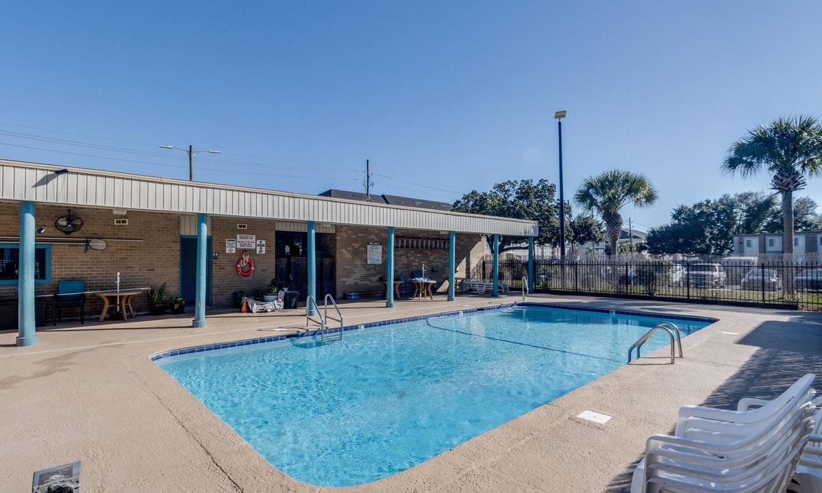 Biloxi Condo | Cozy 2BR Condo w/Kitchen & Pool | Beach Nearby!