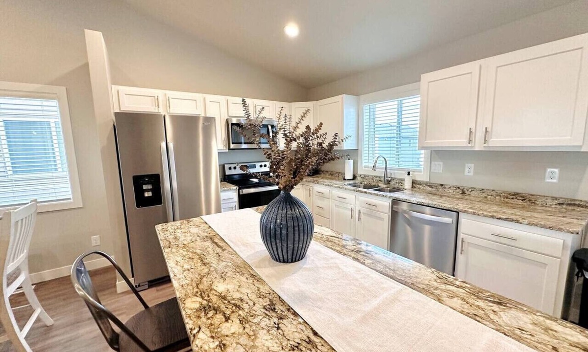 Horace House | Cozy 3 Bed 2 Bath Split level in Horace