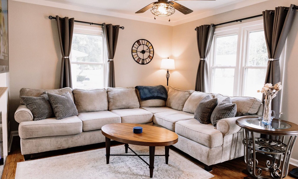 Pontiac House | Cozy 3 bedroom Bungalow near Great Lakes Crossing & Pine Knob