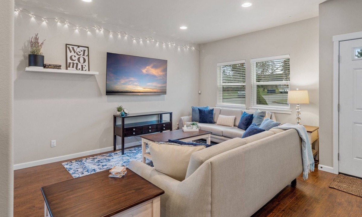 Central Tacoma House | Cozy 4 bedroom retreat - only 5 minutes from a buzzing restaurant district!