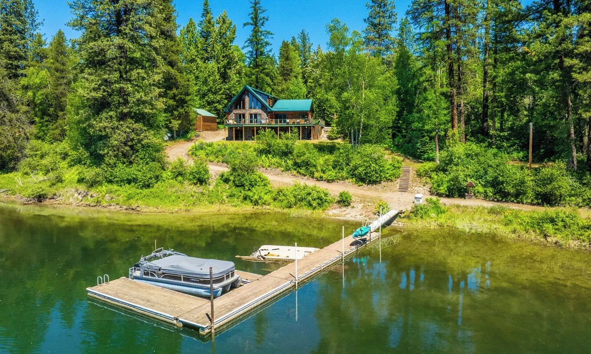 Pend Oreille County Cabin | Cozy 4-bedroom waterfront Cabin in peaceful Ione with AC. Sleeps 14!