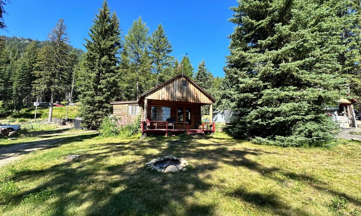 Tamarack Resort House | Cozy Cabin Across the Road from Lake Cascade, 4 miles to Tamarack Resort