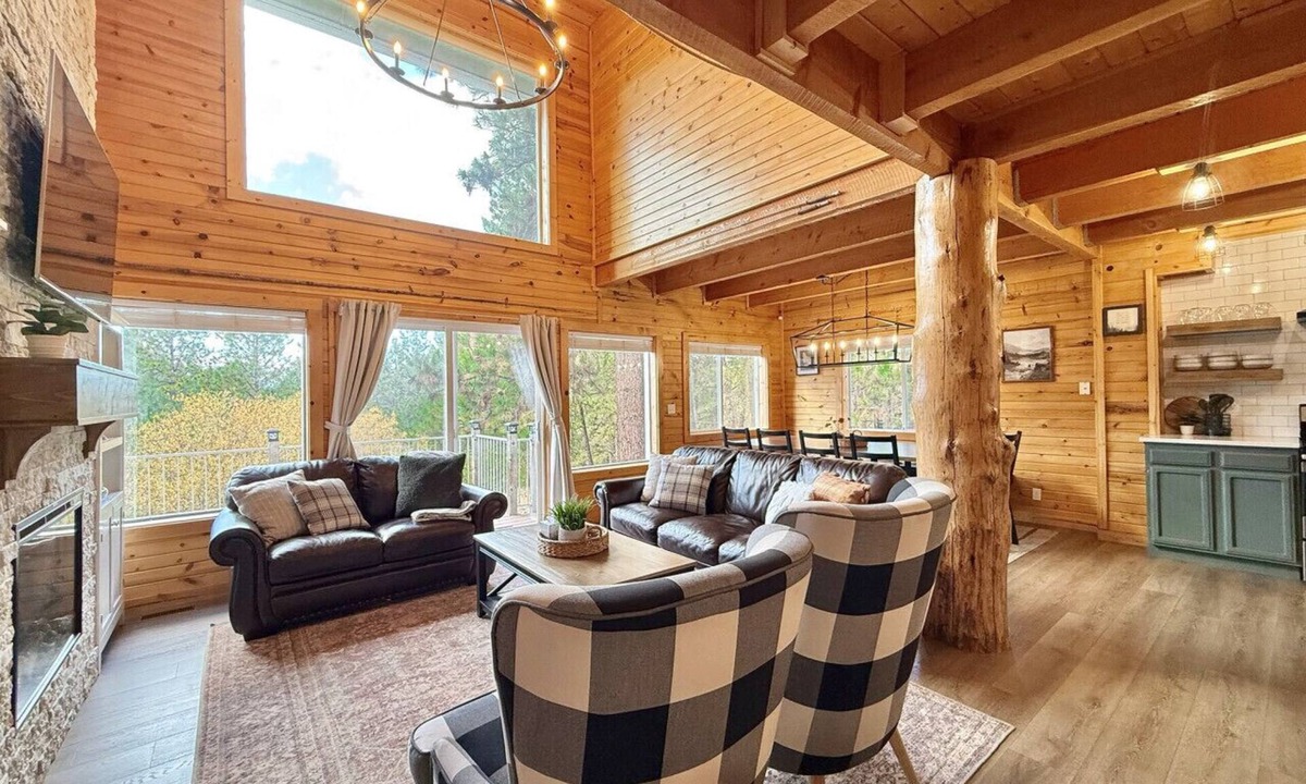 Cascade House | Cozy Cabin Close to Lake Cascade w/Hot Tub