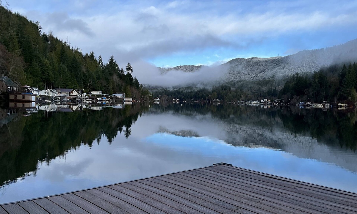 Port Angeles Cabin | Cozy Cabin on Lake Sutherland with hot tub, huge dock and kayaks!
