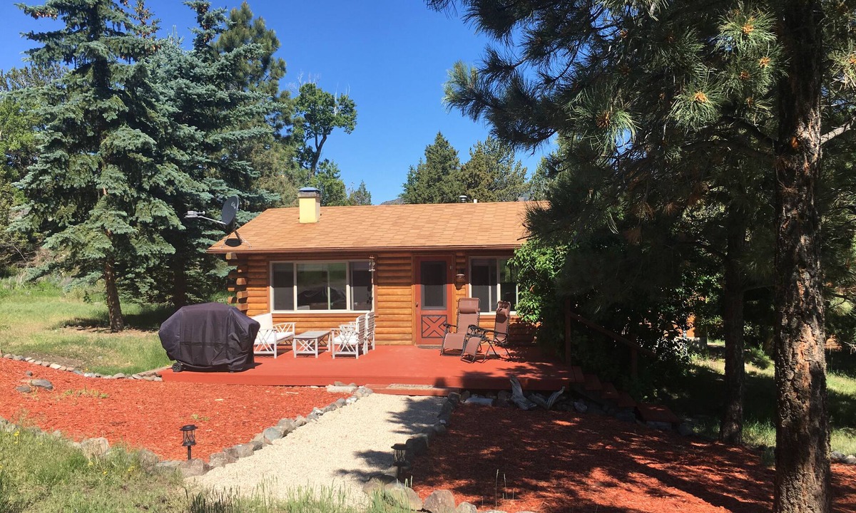 Wapiti Cabin | Cozy Cabin On The Creek - Now with internet!