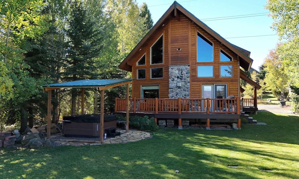 Island Park Cabin | Cozy Cabin w/Hot Tub Near Yellowstone