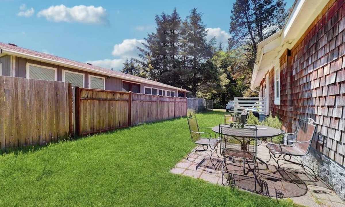 Oyehut-Hogans Corner House | Cozy coastal cottage with modern kitchen, dog-friendly spaces, and beach access