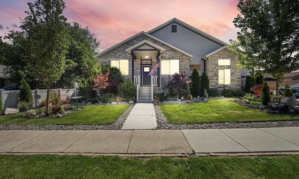 West Valley City House | Cozy & Comfy Mountain-View Home Airport 15 min