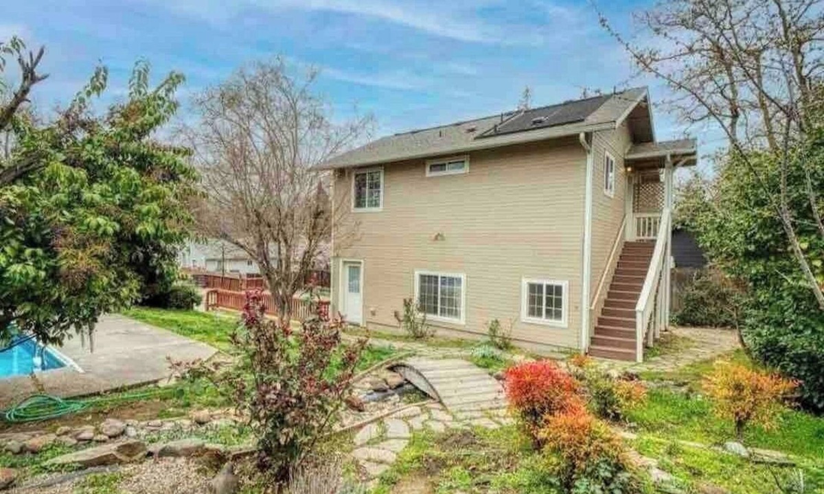Medford Apartment | Cozy Condo in East Medford w/Pool and Hot Tub