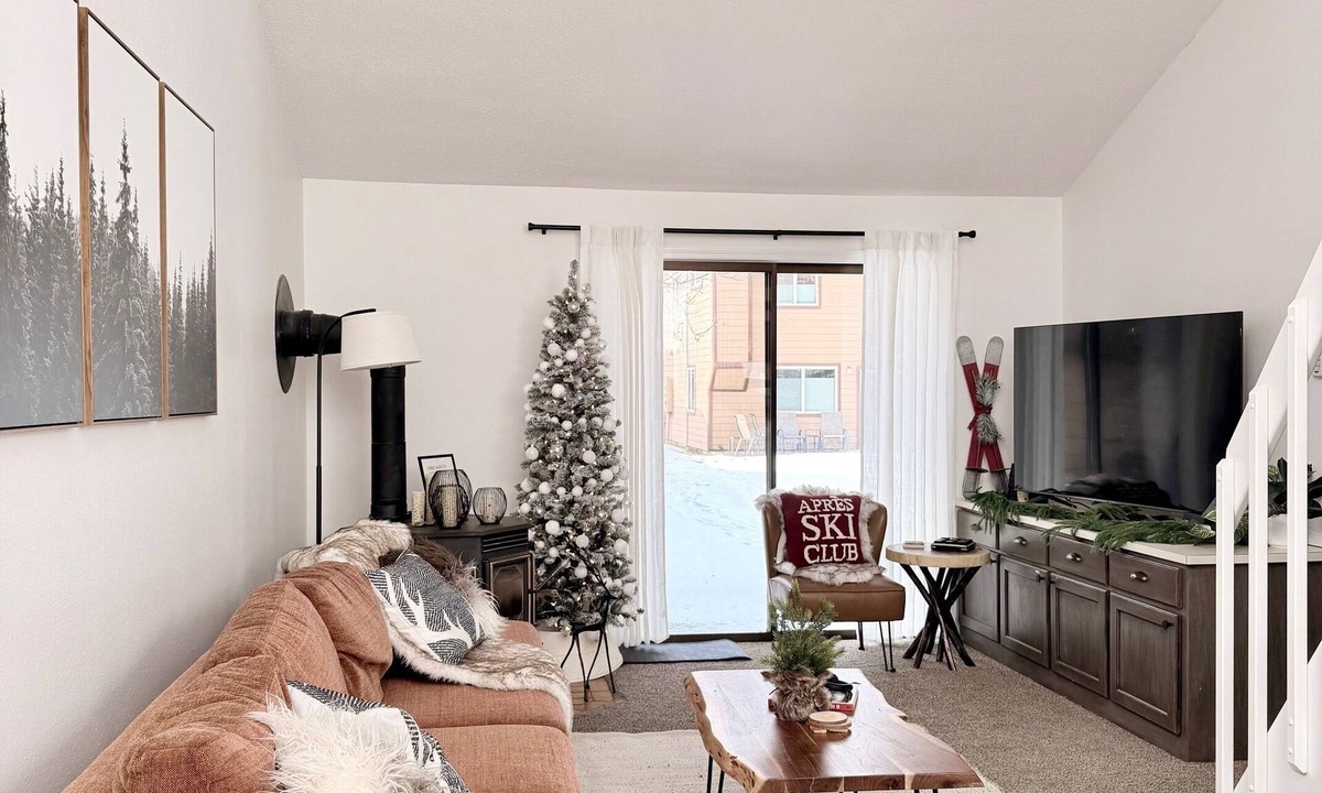 McCall Condo | Cozy Condo -Walk to Downtown McCall & Marina! Hot Tub, Indoor Pool, Sauna &more.