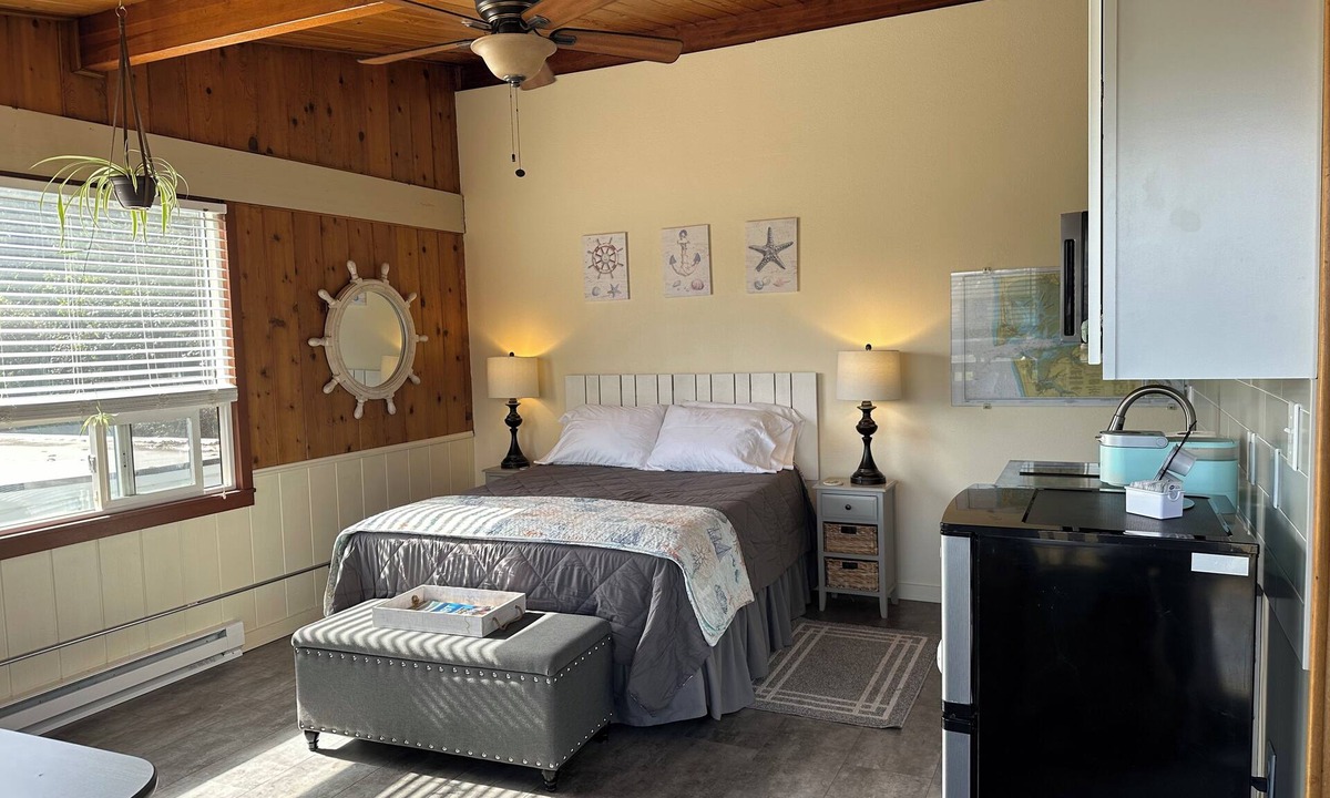 Ocean Shores Condo | Cozy condo with WiFi in Ocean Shores! Quick walk to downtown & Pacific Ocean!