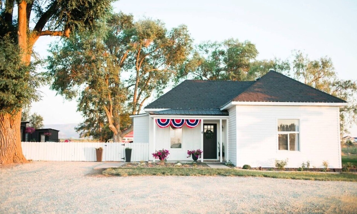Burley House | Cozy Country Farmhouse