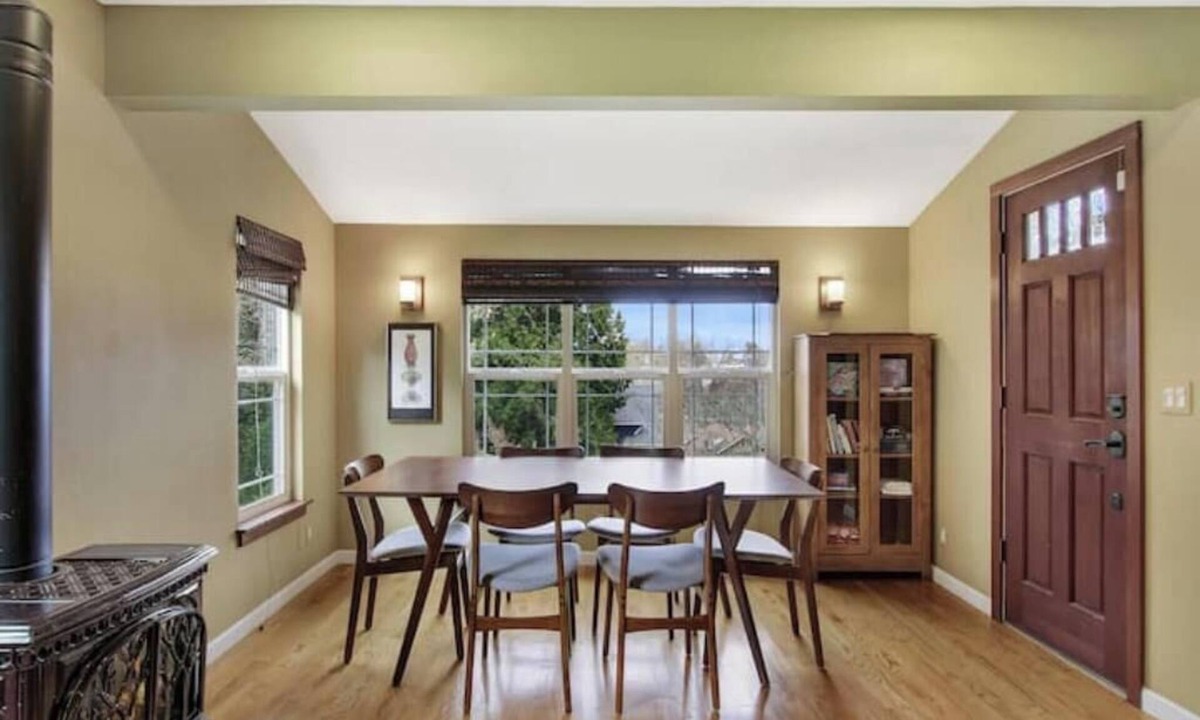 Mid-Beacon Hill House | Cozy Craftsman Retreat by Light Rail, Dog Friendly