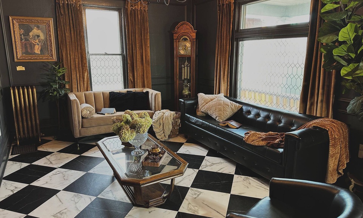 Logan House | Cozy Dark Academia Scholar’s Manor Near Gonzaga!