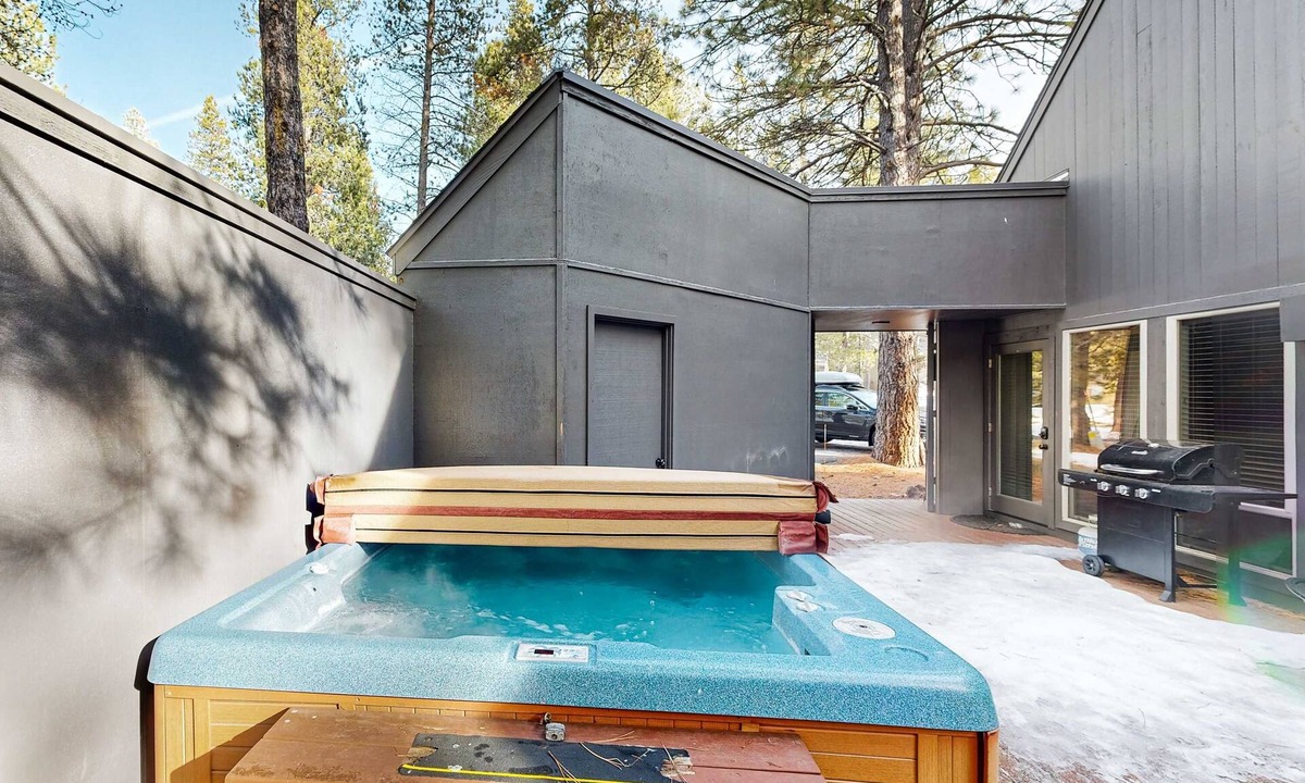 Sunriver House | Cozy Dog-Friendly Home with Private Hot Tub, Four SHARC Passes, Close to Village