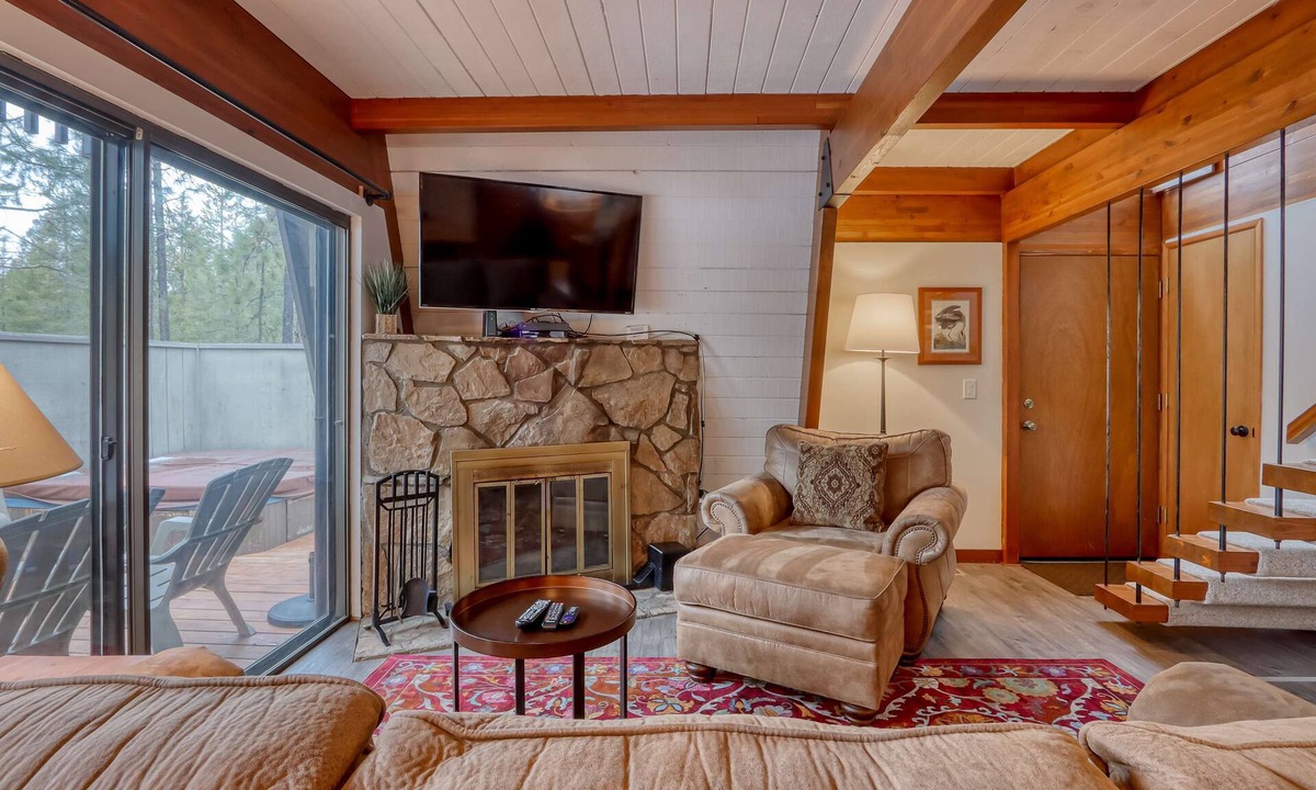 Sunriver Cabin | Cozy Family Cabin with Hot Tub, Bikes, Dog-Friendly, Free WIFI with SHARC passes