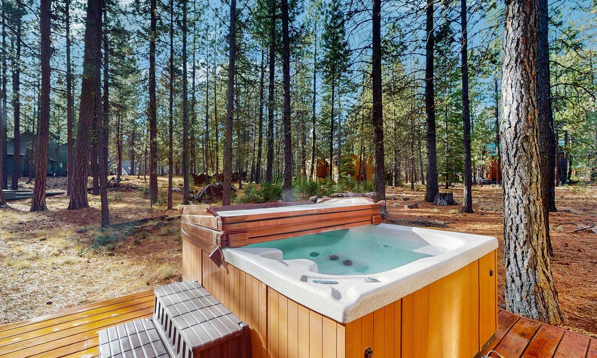 Black Butte Ranch House | Cozy family friend home w/private hot tub, gas grill & shared amenities