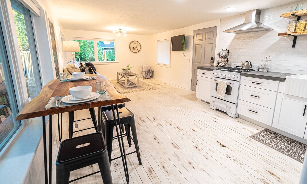 Logan House | Cozy Farmhouse Suite
