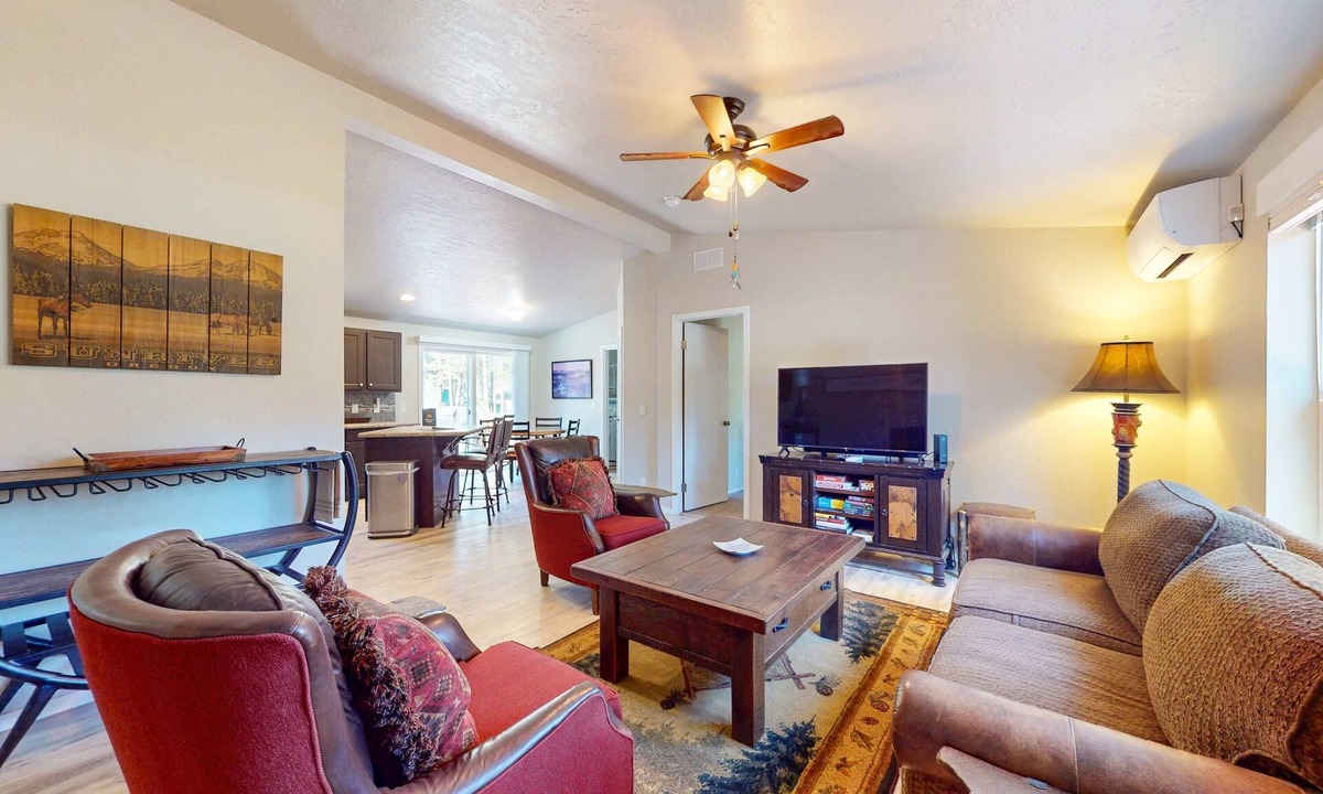 Three Rivers House | Cozy forest retreat near trails, slopes & Sunriver - perfect for year-round fun!