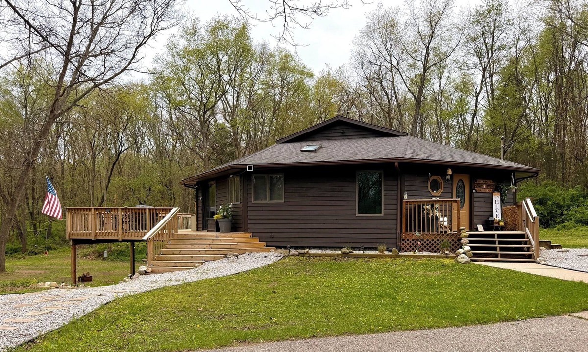 Kendall House | Cozy Forest Retreat, Sleeps 12, King Bed, Firepit, Family nights, Game Room