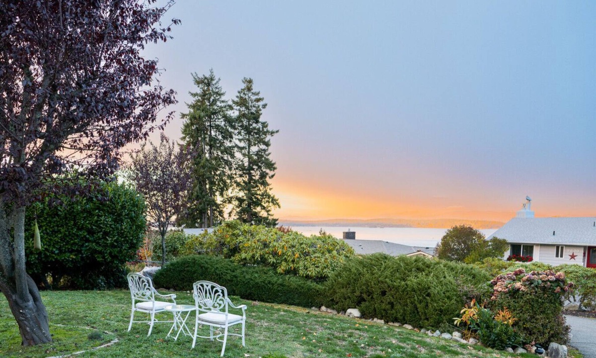 Oak Harbor House | Cozy Garden 4BR/1BA Lower Unit w/Ocean Views