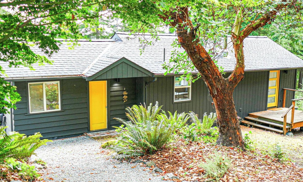 Lummi Island Cottage | Cozy Getaway 2-bedroom cottage in charming Lummi Island