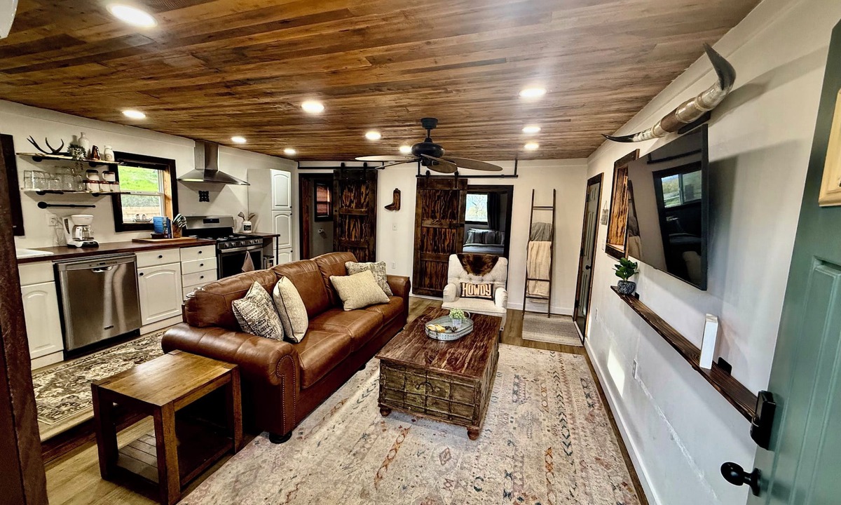 Redwood House | Cozy & Historic, Pet Friendly Farm Stay