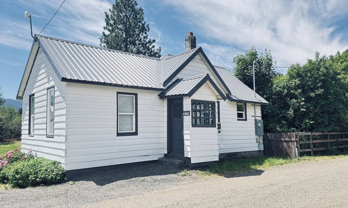 Cle Elum House | Cozy home Cle Elum 2BR/1BA, AC, EV charging, near downtown & highway access