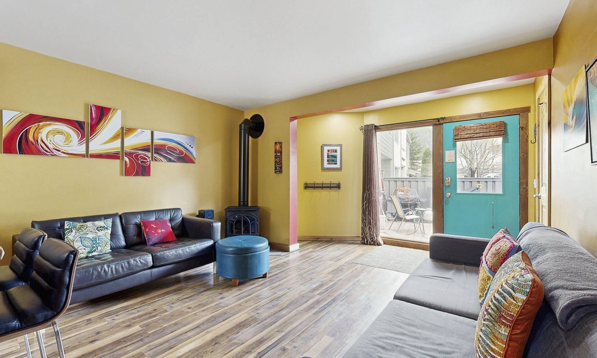 Ketchum Condo | Cozy home w/a full kitchen & grill - walking distance to River Run & Ketchum
