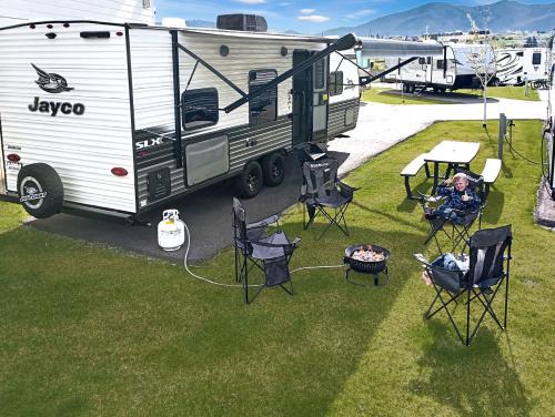 Manson House | Cozy Jayco Travel Trailer Bungalow with Bunk Beds & Fire Pit Near Lake Chelan – Manson, WA