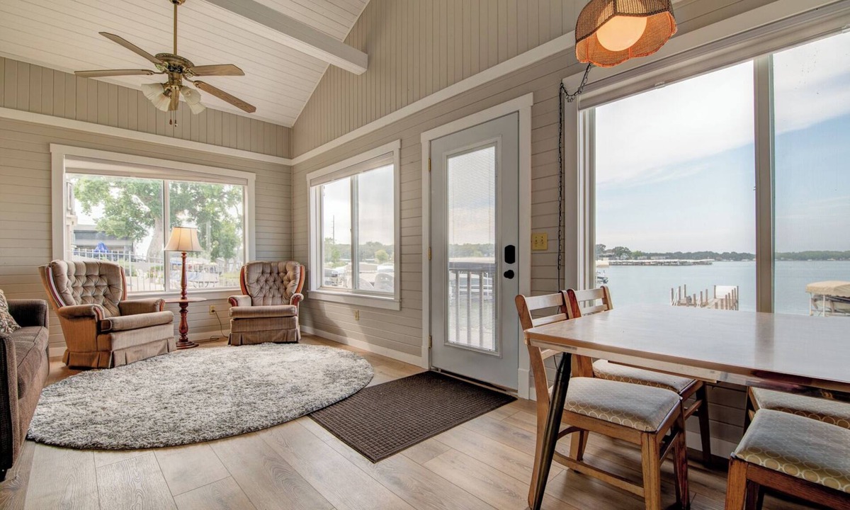 Spirit Lake Cabin | Cozy Lake Front Cabin - East Lake Private Dock - GREAT LOCATION Next to The Ritz