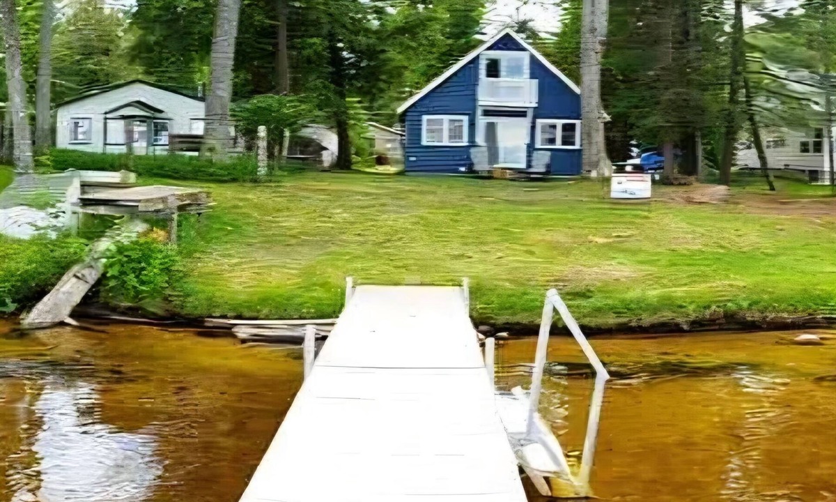 St. Helen House | Cozy Lake St. Helen Waterfront. Fully Remodeled. Dock. Fire pit. AC. Sleeps 7.