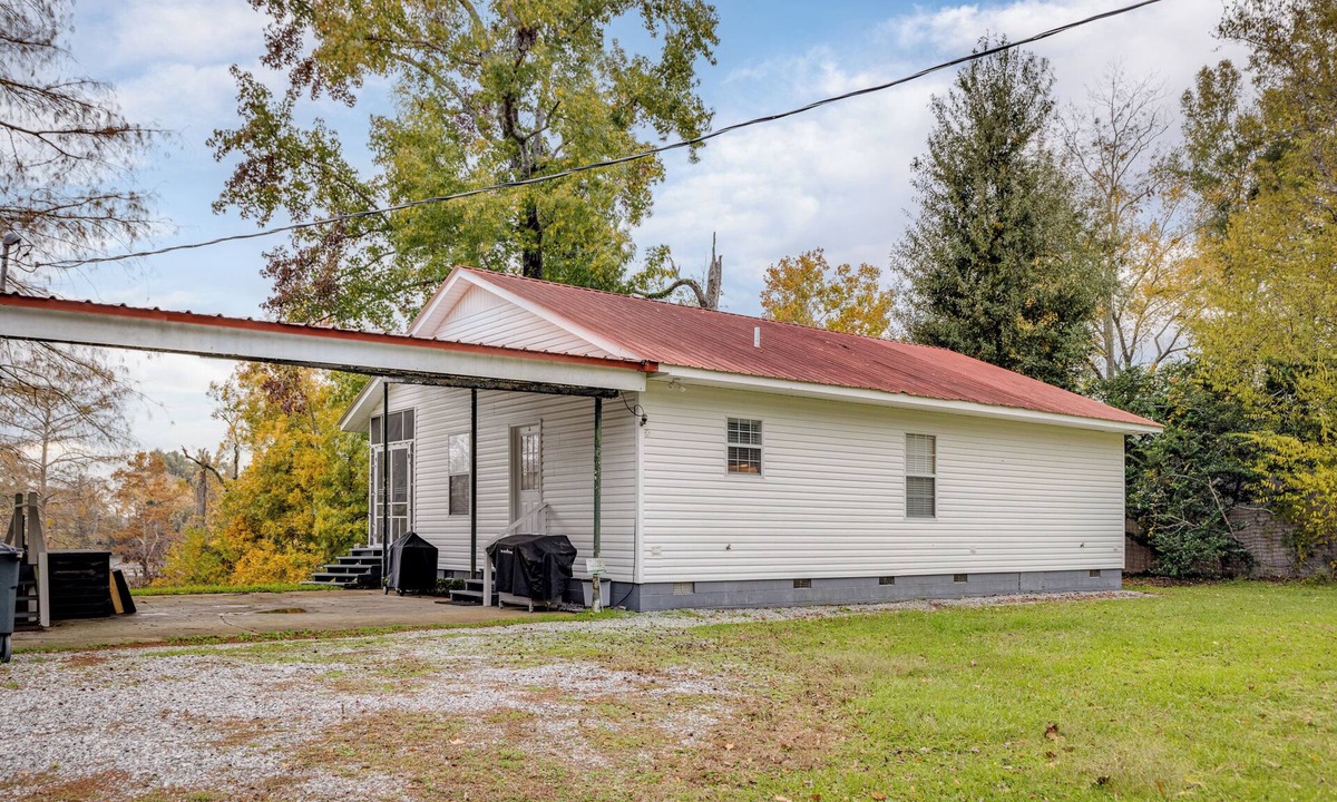 Acme House | Cozy Lakefront on Black River Lake - 2 Boat Slips - Sleeps 6