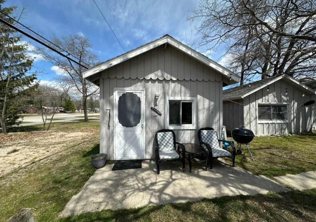 Oscoda House | Cozy Lakeside Hideaway