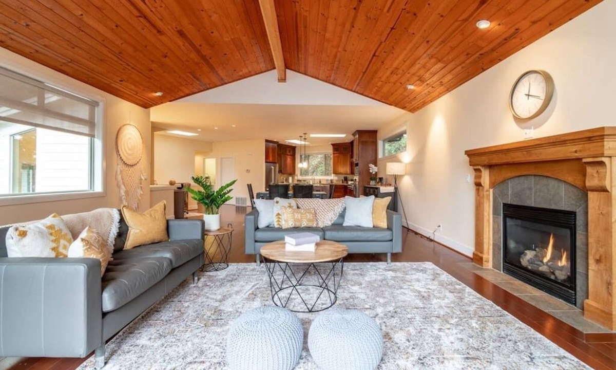 East Lake Hills Villa | COZY Lakeview Villa w/Inside & Outside Fireplace