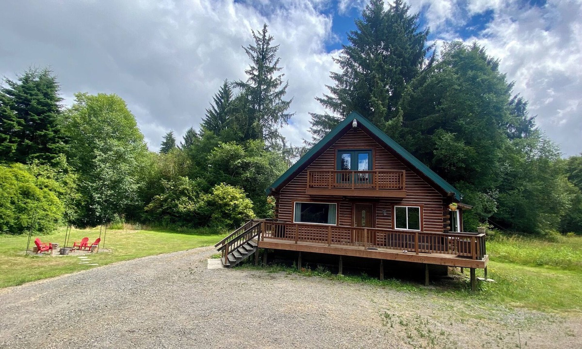 Forks Cabin | Cozy large cabin with sleeping loft in Forks WA