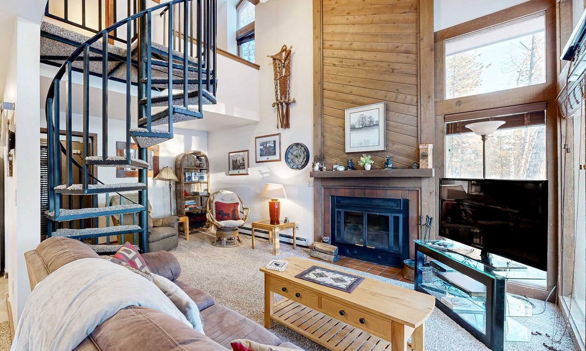 McCall Condo | Cozy McCall Condo With Deck and Wood Fireplace