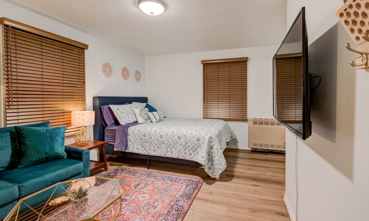 Riverside Apartment | Cozy Modern Studio 3 minutes from Downtown